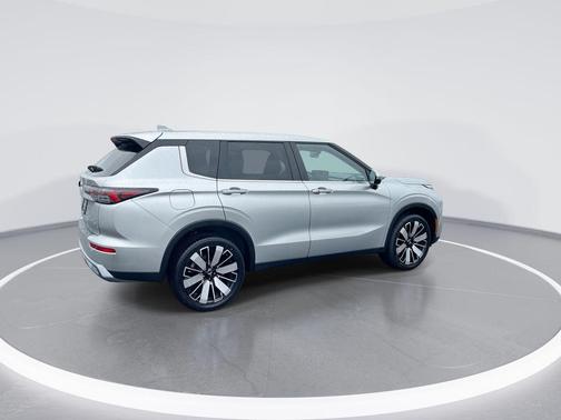 Silver 2025 Mitsubishi Outlander SE
