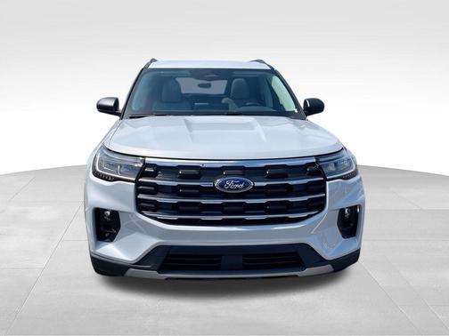 Space White Metallic 2026 Ford Explorer Active
