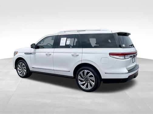 White Metallic 2022 Lincoln Navigator Reserve