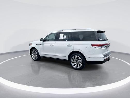 White Metallic 2022 Lincoln Navigator Reserve