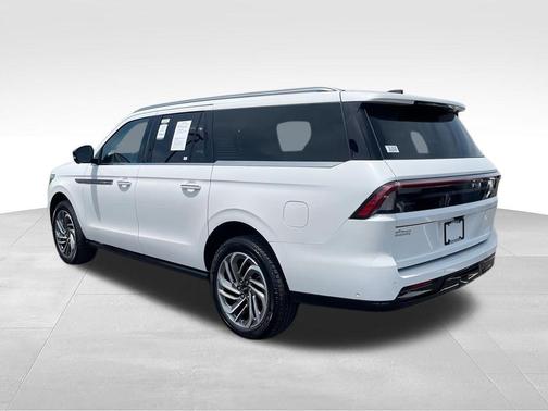 White Metallic 2025 Lincoln Navigator L Reserve