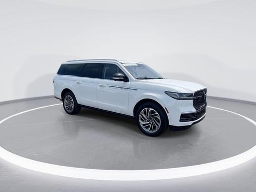 White Metallic 2025 Lincoln Navigator L Reserve