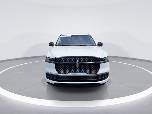 White Metallic 2025 Lincoln Navigator L Reserve