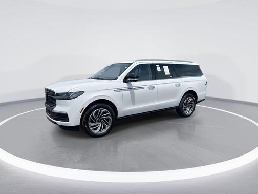 White Metallic 2025 Lincoln Navigator L Reserve