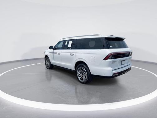 White Metallic 2025 Lincoln Navigator L Reserve