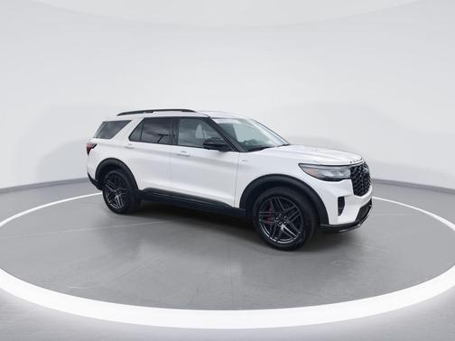 White Metallic 2025 Ford Explorer ST-Line