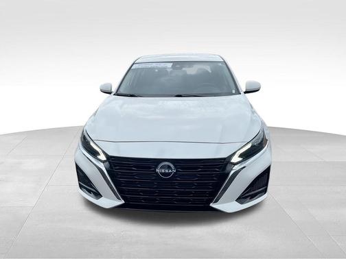 White 2023 Nissan Altima 2.5 SV