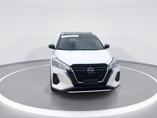 Aspen White / Super Black 2024 Nissan Kicks SV
