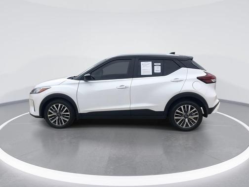 Aspen White / Super Black 2024 Nissan Kicks SV