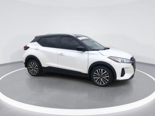 Aspen White / Super Black 2024 Nissan Kicks SV