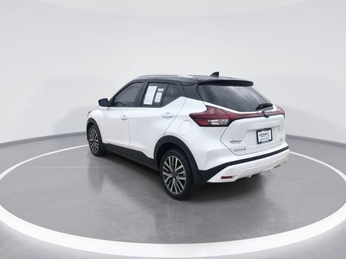 Aspen White / Super Black 2024 Nissan Kicks SV