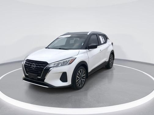 Aspen White / Super Black 2024 Nissan Kicks SV