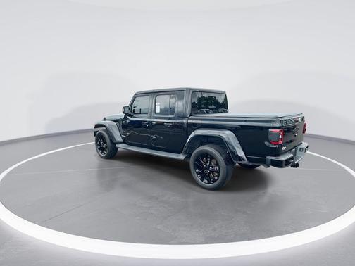 Black Clearcoat 2022 Jeep Gladiator Overland