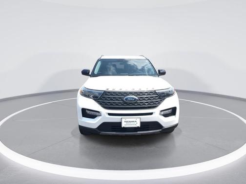 White Metallic 2022 Ford Explorer XLT