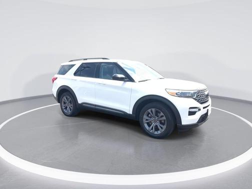 White Metallic 2022 Ford Explorer XLT