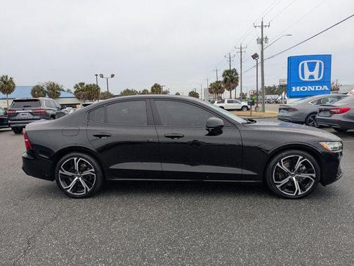 2024 Volvo S60 B5 Core Dark Theme