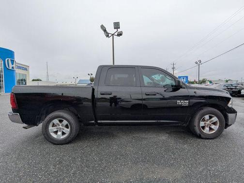 Diamond Black Crystal Pearlcoat 2022 RAM 1500 Classic SLT