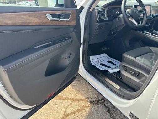 2025 Volkswagen Atlas 2.0T SE