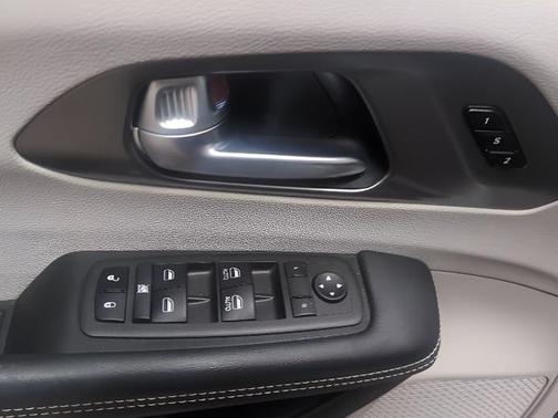 2024 Chrysler Pacifica Touring-L