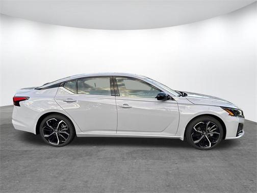 2025 Nissan Altima SR FWD