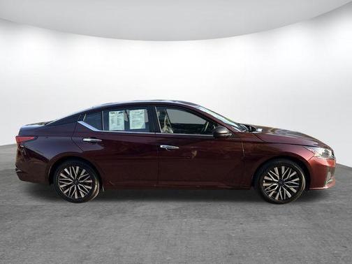 Garnet Pearl 2025 Nissan Altima SV
