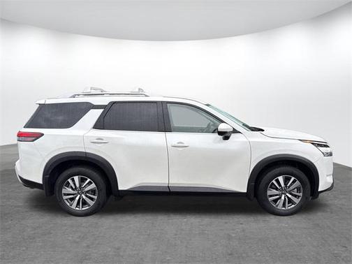2023 Nissan Pathfinder SL 4WD