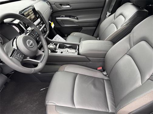 2025 Nissan Pathfinder SL FWD