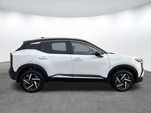 2t Wht Blk Roof 2026 Nissan Kicks SV