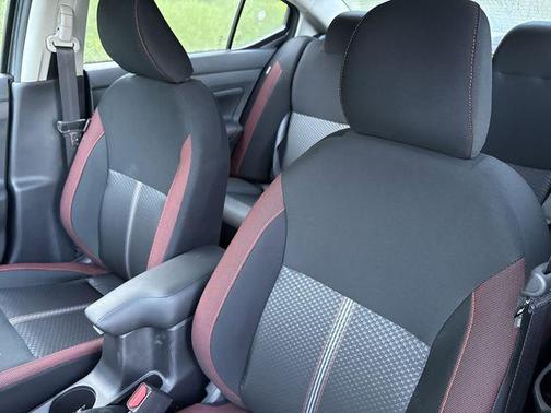Gun Metallic 2025 Nissan Versa 1.6 SR