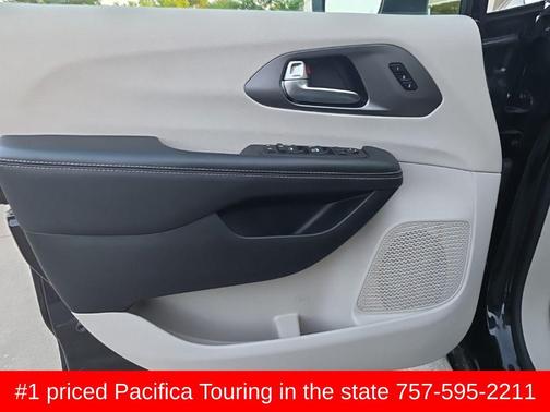 Brilliant Black Crystal Pearlcoat 2023 Chrysler Pacifica Touring L
