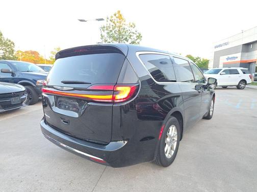 Brilliant Black Crystal Pearlcoat 2023 Chrysler Pacifica Touring L