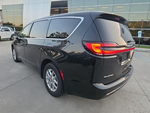 Brilliant Black Crystal Pearlcoat 2023 Chrysler Pacifica Touring L
