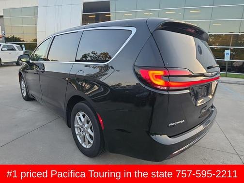 Brilliant Black Crystal Pearlcoat 2023 Chrysler Pacifica Touring L