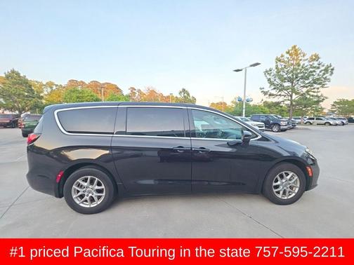 Brilliant Black Crystal Pearlcoat 2023 Chrysler Pacifica Touring L