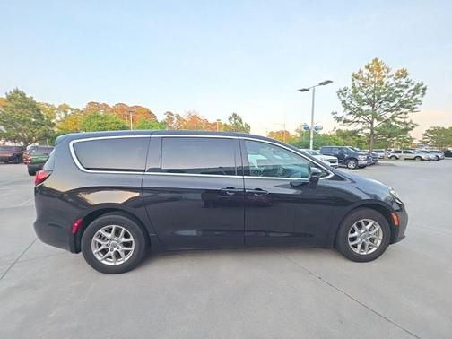 Brilliant Black Crystal Pearlcoat 2023 Chrysler Pacifica Touring L