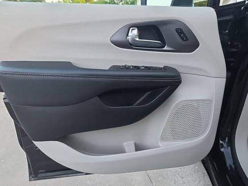 Brilliant Black Crystal Pearlcoat 2023 Chrysler Pacifica Touring L