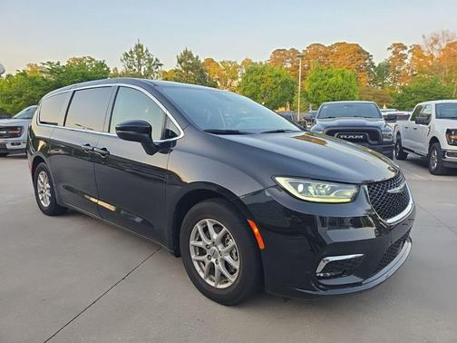 Brilliant Black Crystal Pearlcoat 2023 Chrysler Pacifica Touring L