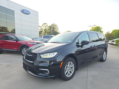 Brilliant Black Crystal Pearlcoat 2023 Chrysler Pacifica Touring L