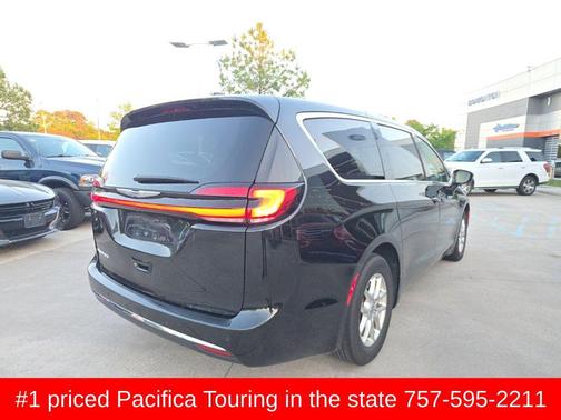 Brilliant Black Crystal Pearlcoat 2023 Chrysler Pacifica Touring L