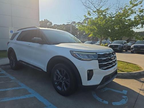White Metallic 2025 Ford Explorer Active