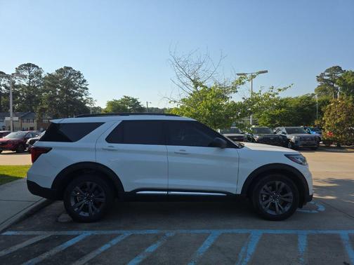 White Metallic 2025 Ford Explorer Active