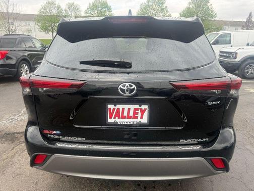 Midnight Black Metallic 2025 Toyota Highlander Hybrid Platinum