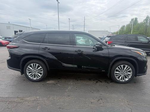 Midnight Black Metallic 2025 Toyota Highlander Hybrid Platinum