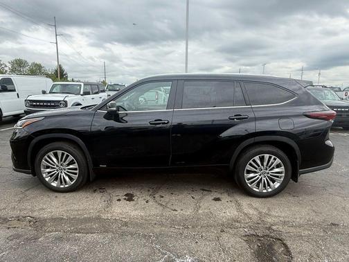 Midnight Black Metallic 2025 Toyota Highlander Hybrid Platinum