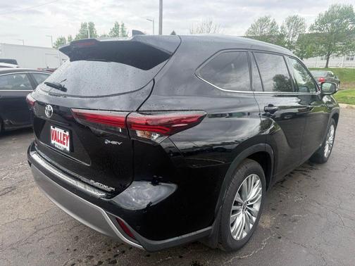 Midnight Black Metallic 2025 Toyota Highlander Hybrid Platinum