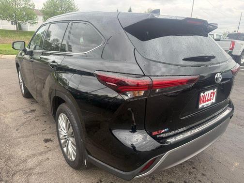 Midnight Black Metallic 2025 Toyota Highlander Hybrid Platinum