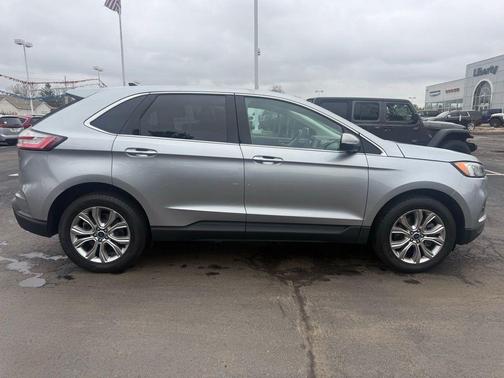 Silver Metallic 2022 Ford Edge Titanium