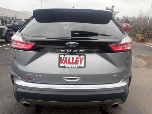 Silver Metallic 2022 Ford Edge Titanium