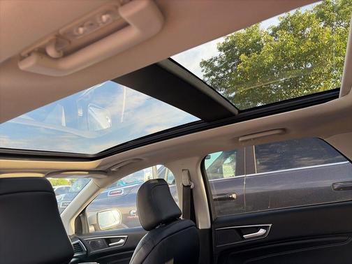 Silver Metallic 2022 Ford Edge Titanium