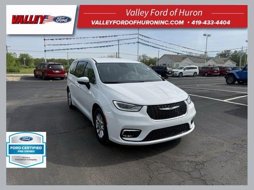 Bright White Clearcoat 2023 Chrysler Pacifica Touring-L